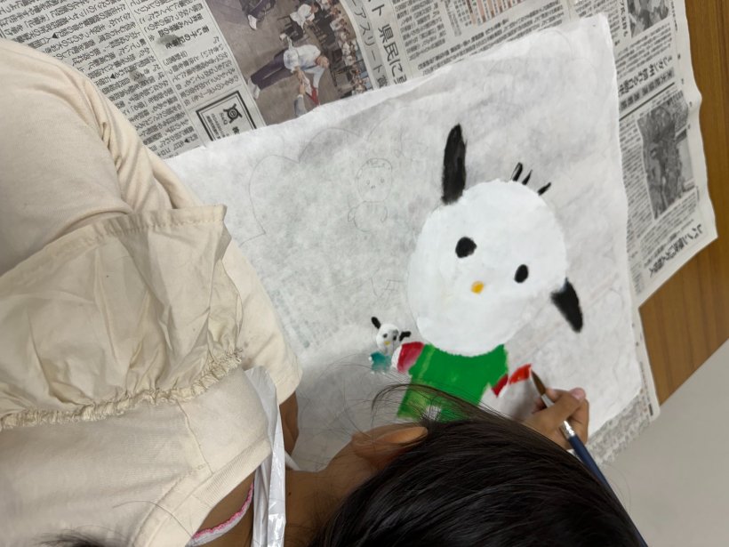 和紙に色を塗っている